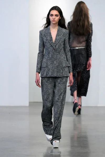 Look 16